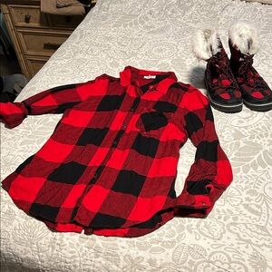 🎄Closet Closing Sale🎄 Maurices Red & Black Plaid Winter Boots & Matching Top M 8